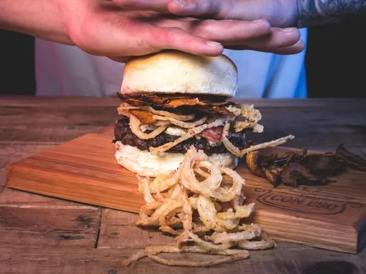 Mega burger + papas + gaseosa · promo de Esto con Eso, Trenque Lauquen