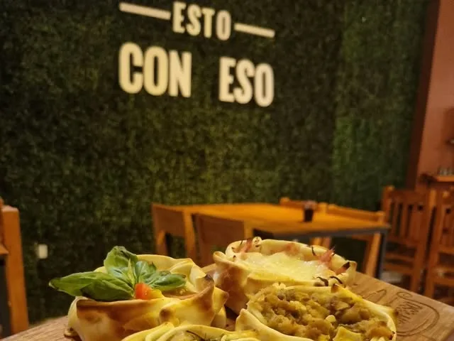 El salón de Esto con Eso con su pared verde